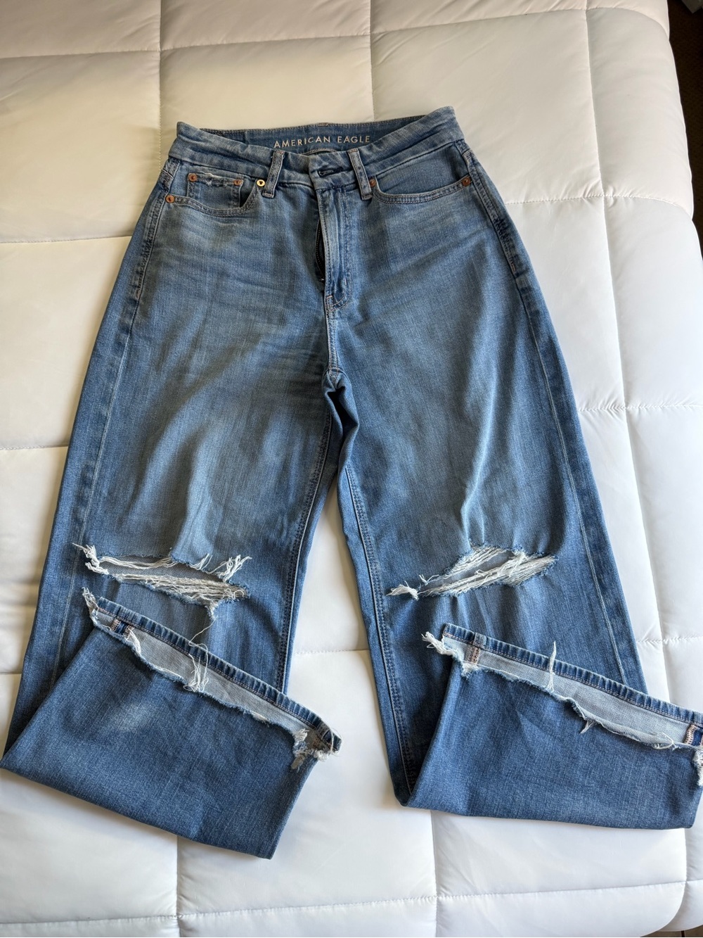 American Eagle Curvy Super High-Rise Baggy Wide Leg Ripped Jeans – Size 2 Short